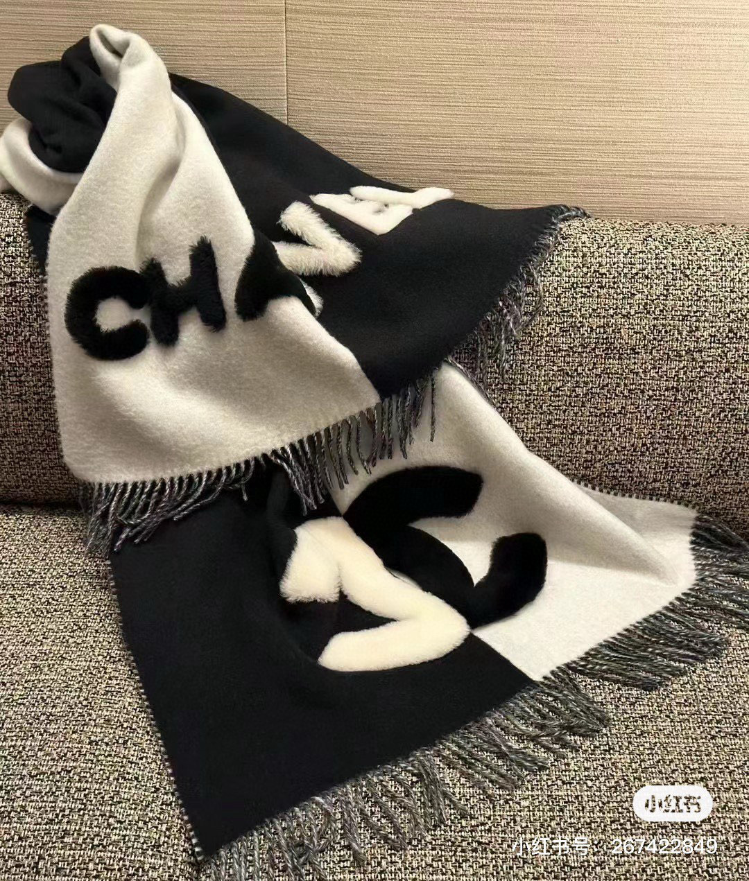 贴标大CC 优雅感爆棚，chanel的一如既往的优雅气质风，拼色+毛茸茸大字母，点睛精致，融入日常的单品