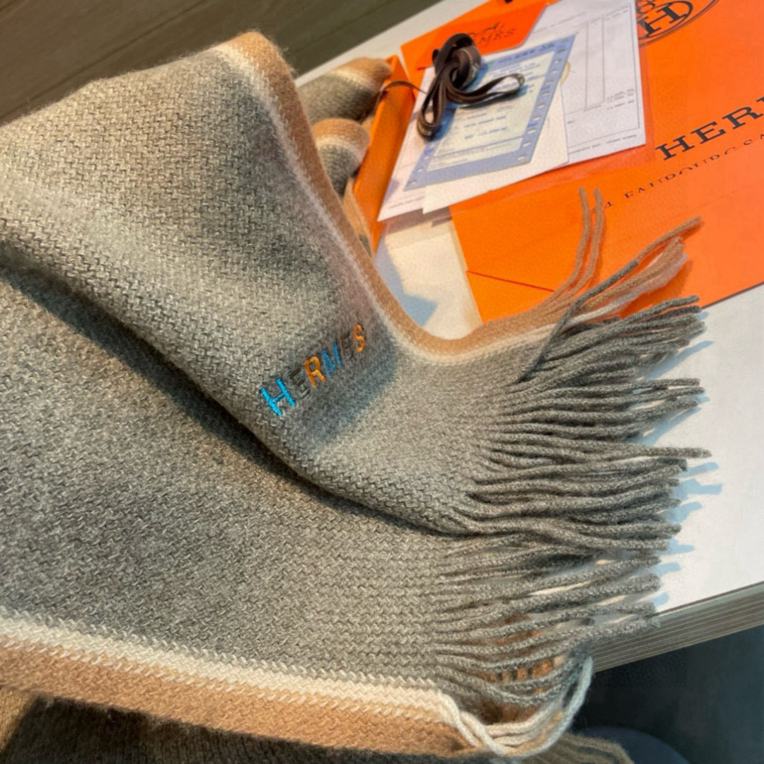 Hermes（爱马仕）同步专柜，高端羊绒针织围巾！】可正式，可随意，非常Classical的男款设计。这