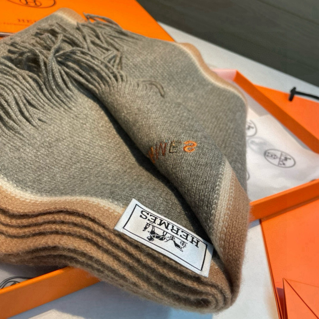 Hermes（爱马仕）同步专柜，高端羊绒针织围巾！】可正式，可随意，非常Classical的男款设计。这