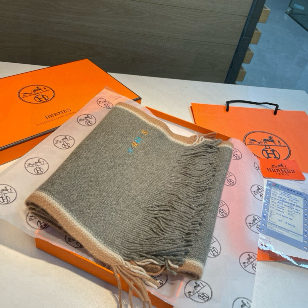 Hermes（爱马仕）同步专柜，高端羊绒针织围巾！】可正式，可随意，非常Classical的男款设计。这