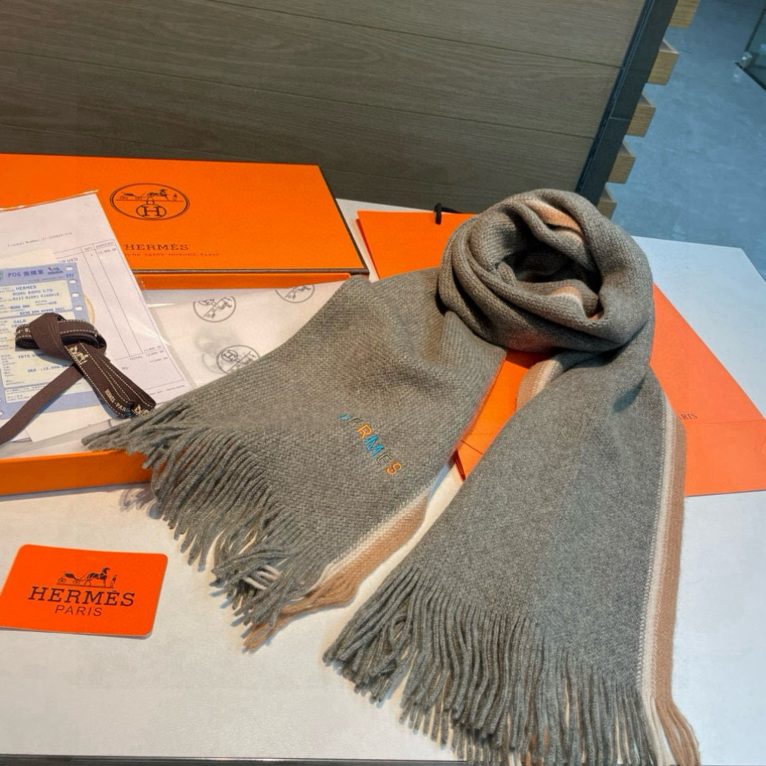 Hermes（爱马仕）同步专柜，高端羊绒针织围巾！】可正式，可随意，非常Classical的男款设计。这