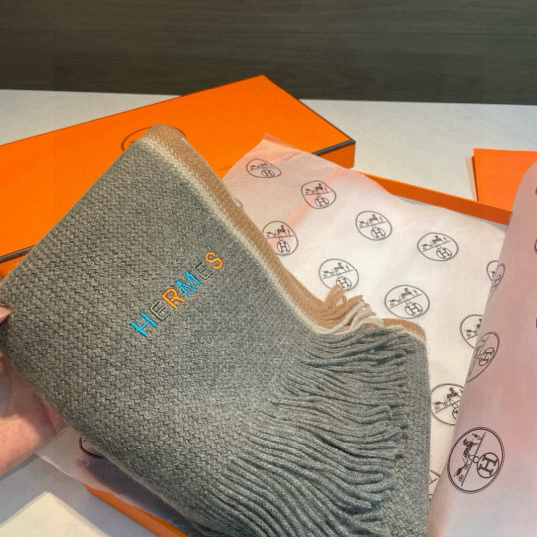 Hermes（爱马仕）同步专柜，高端羊绒针织围巾！】可正式，可随意，非常Classical的男款设计。这