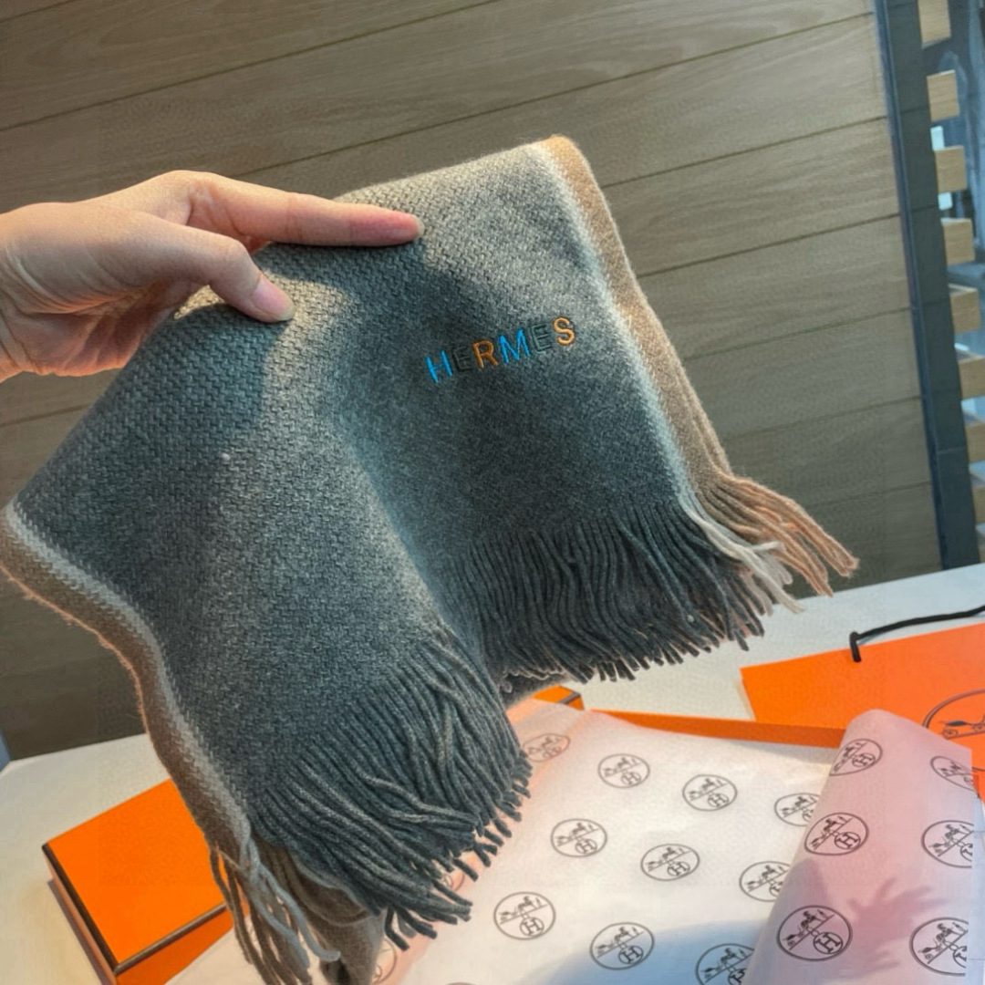 Hermes（爱马仕）同步专柜，高端羊绒针织围巾！】可正式，可随意，非常Classical的男款设计。这