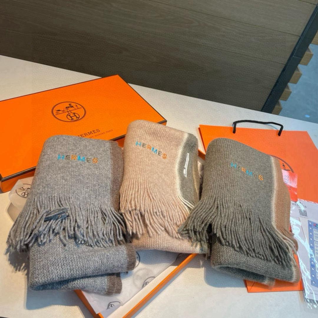 Hermes（爱马仕）同步专柜，高端羊绒针织围巾！】可正式，可随意，非常Classical的男款设计。这