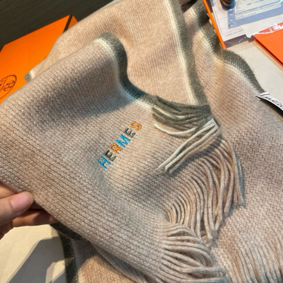Hermes（爱马仕）同步专柜，高端羊绒针织围巾！】可正式，可随意，非常Classical的男款设计。这