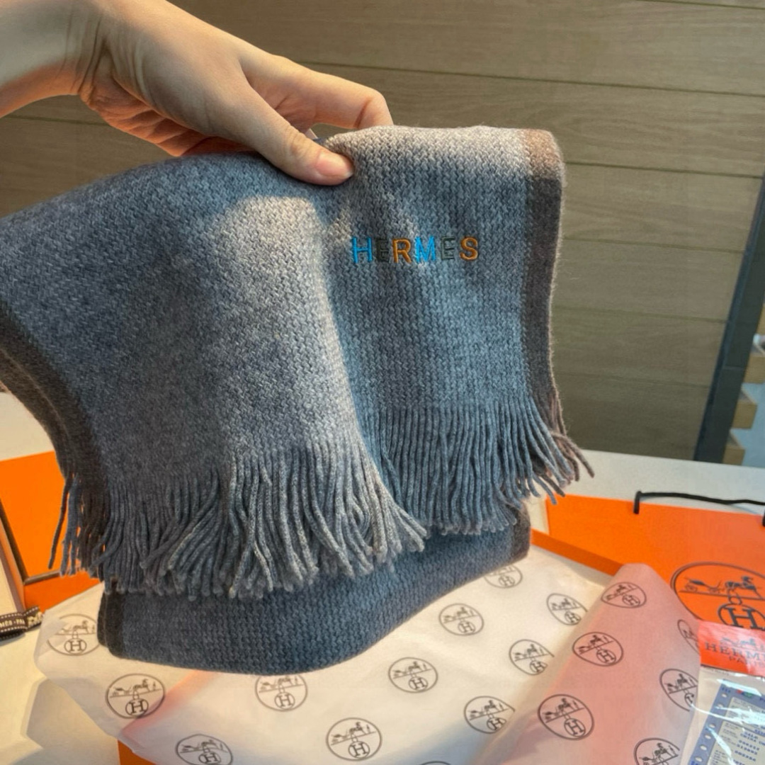 Hermes（爱马仕）同步专柜，高端羊绒针织围巾！】可正式，可随意，非常Classical的男款设计。这
