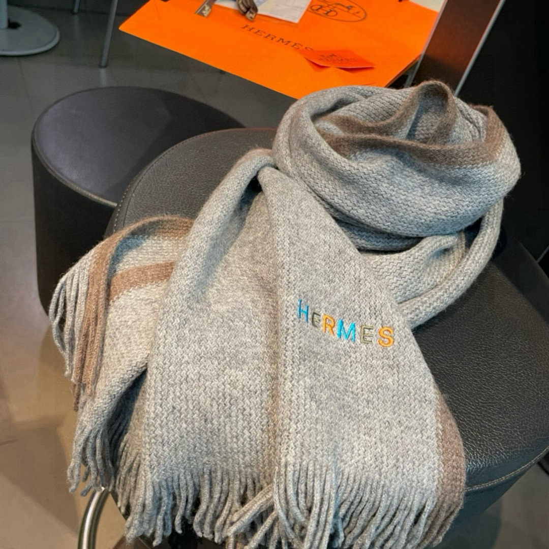 Hermes（爱马仕）同步专柜，高端羊绒针织围巾！】可正式，可随意，非常Classical的男款设计。这