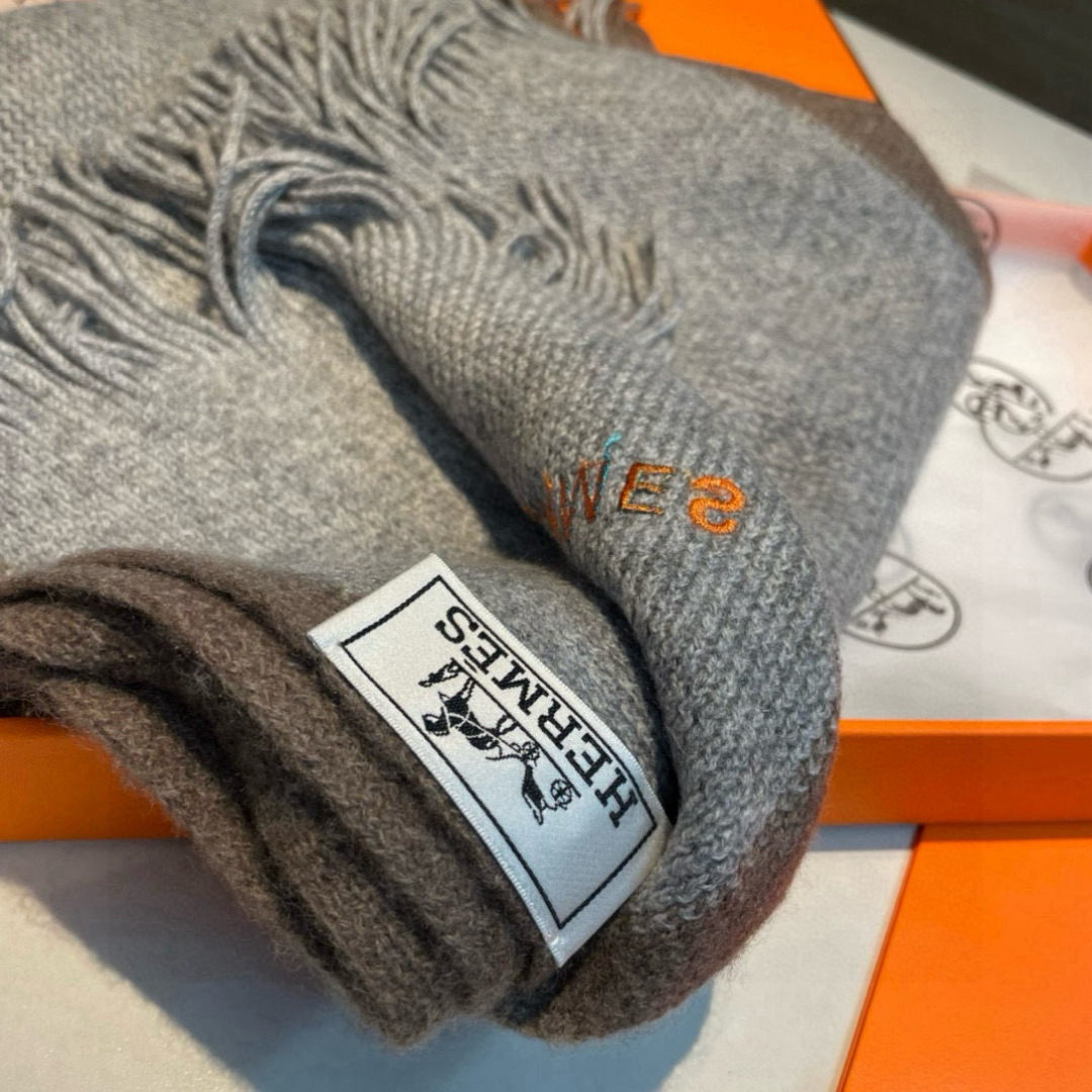 Hermes（爱马仕）同步专柜，高端羊绒针织围巾！】可正式，可随意，非常Classical的男款设计。这