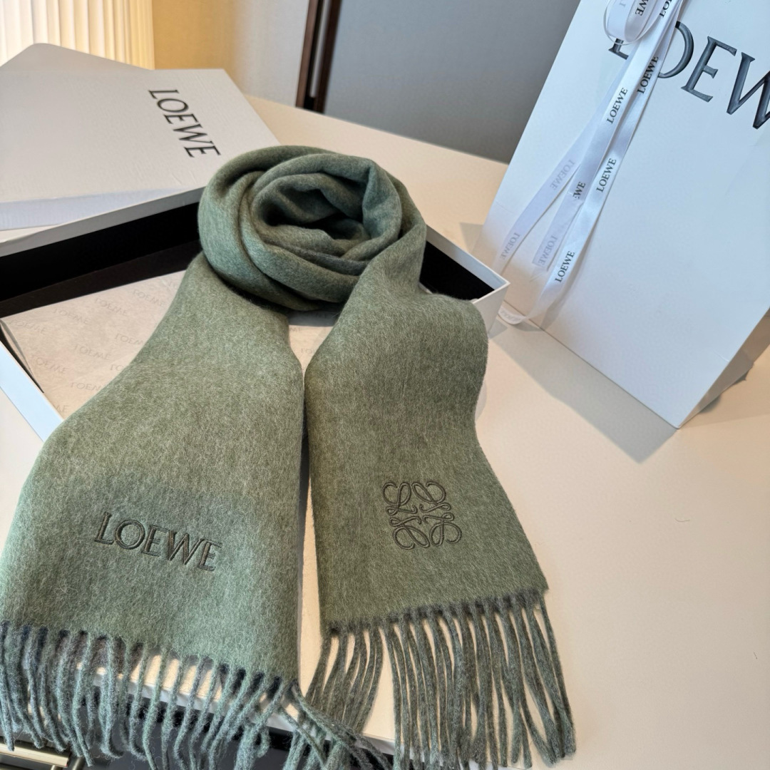 上新！Loewe · 罗意威️难得一见的温柔配色，低调又不失优雅❗️】重点推荐❗️双面配色，一条围巾两种