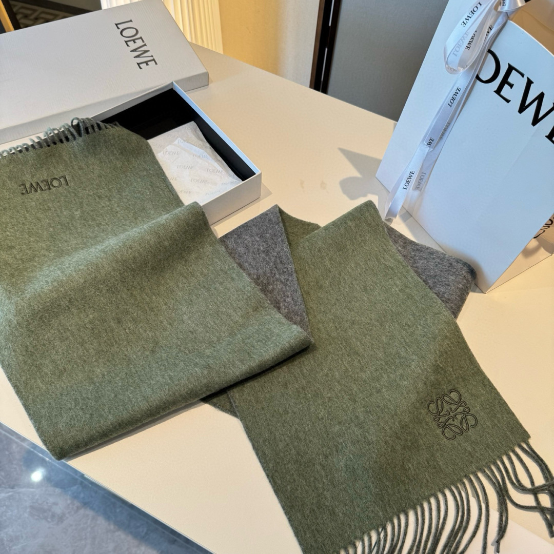 上新！Loewe · 罗意威️难得一见的温柔配色，低调又不失优雅❗️】重点推荐❗️双面配色，一条围巾两种
