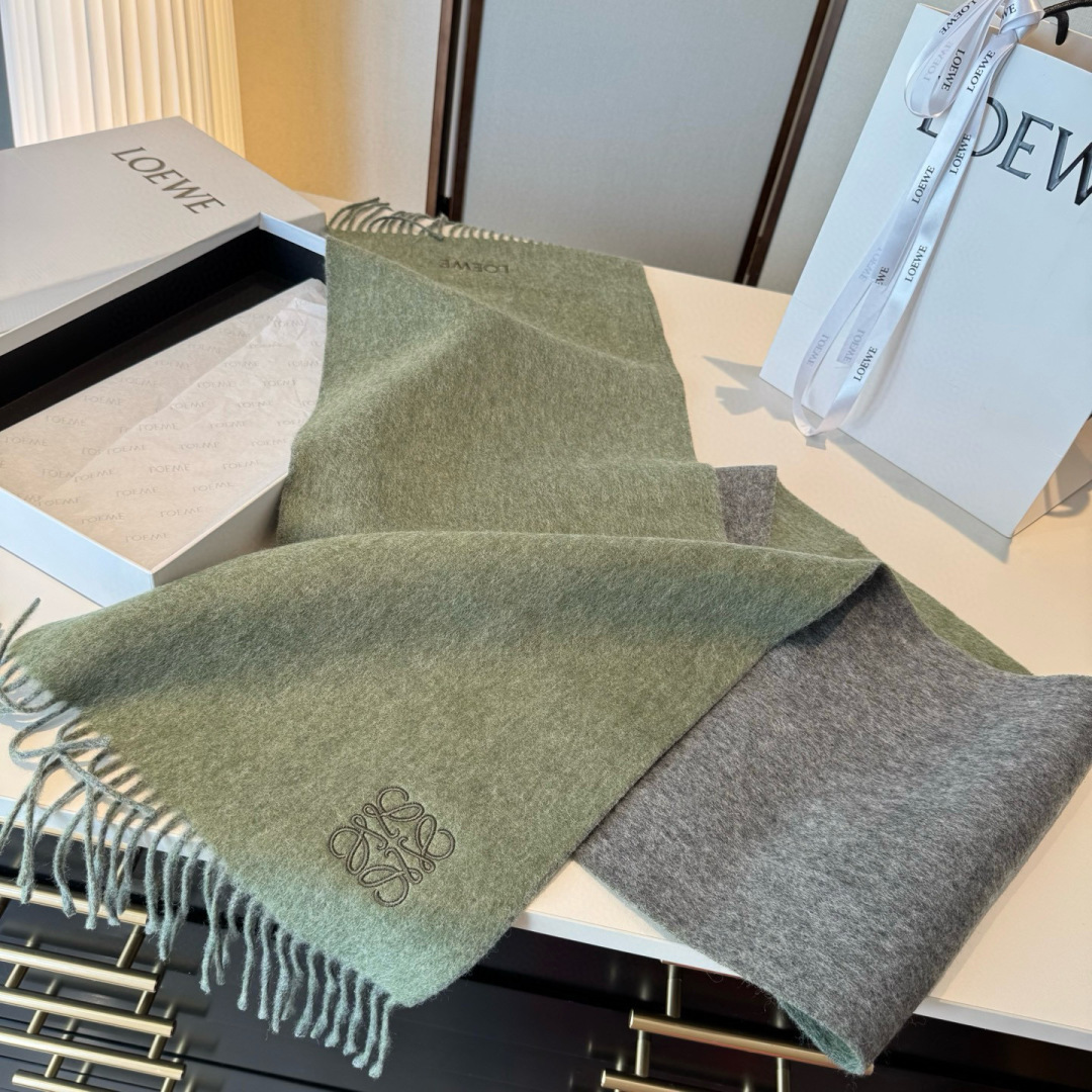 上新！Loewe · 罗意威️难得一见的温柔配色，低调又不失优雅❗️】重点推荐❗️双面配色，一条围巾两种
