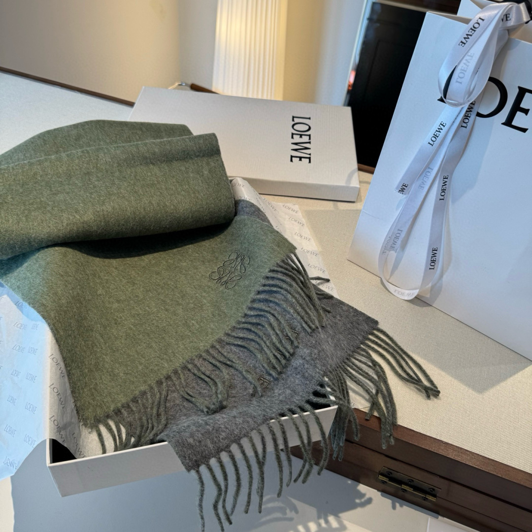 上新！Loewe · 罗意威️难得一见的温柔配色，低调又不失优雅❗️】重点推荐❗️双面配色，一条围巾两种