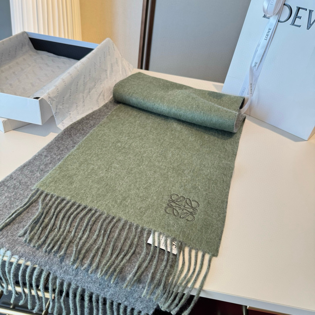 上新！Loewe · 罗意威️难得一见的温柔配色，低调又不失优雅❗️】重点推荐❗️双面配色，一条围巾两种