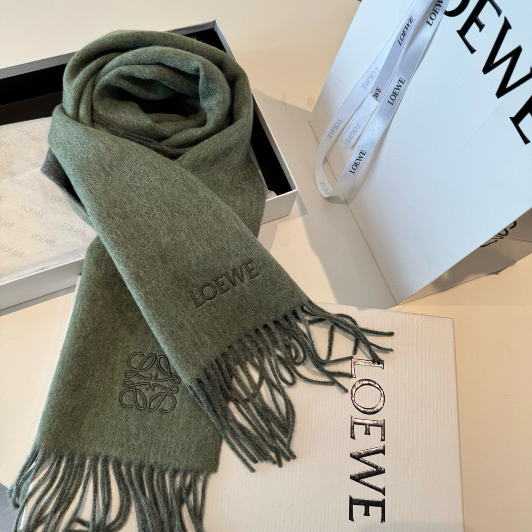 上新！Loewe · 罗意威️难得一见的温柔配色，低调又不失优雅❗️】重点推荐❗️双面配色，一条围巾两种