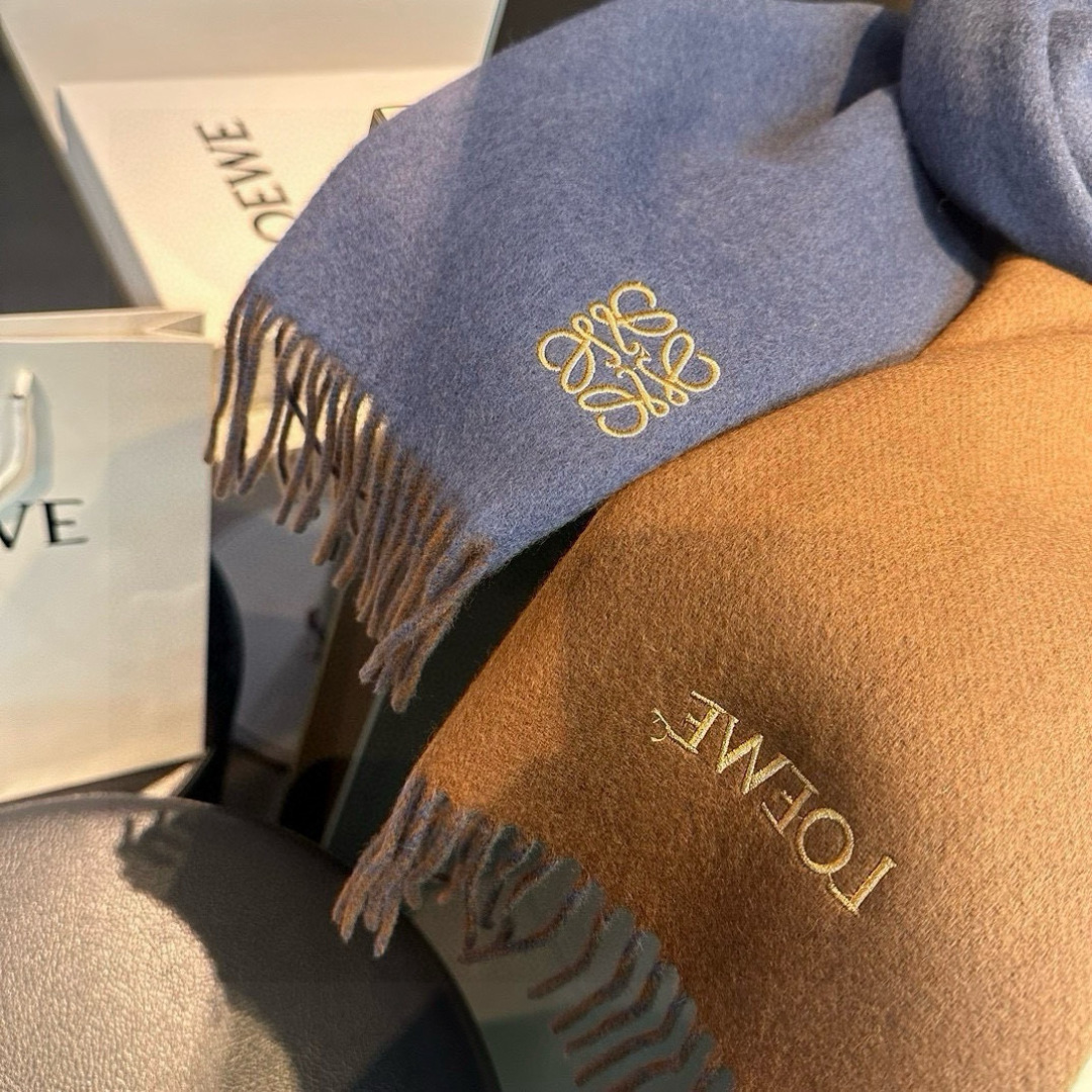 上新！Loewe · 罗意威️难得一见的温柔配色，低调又不失优雅❗️】重点推荐❗️双面配色，一条围巾两种