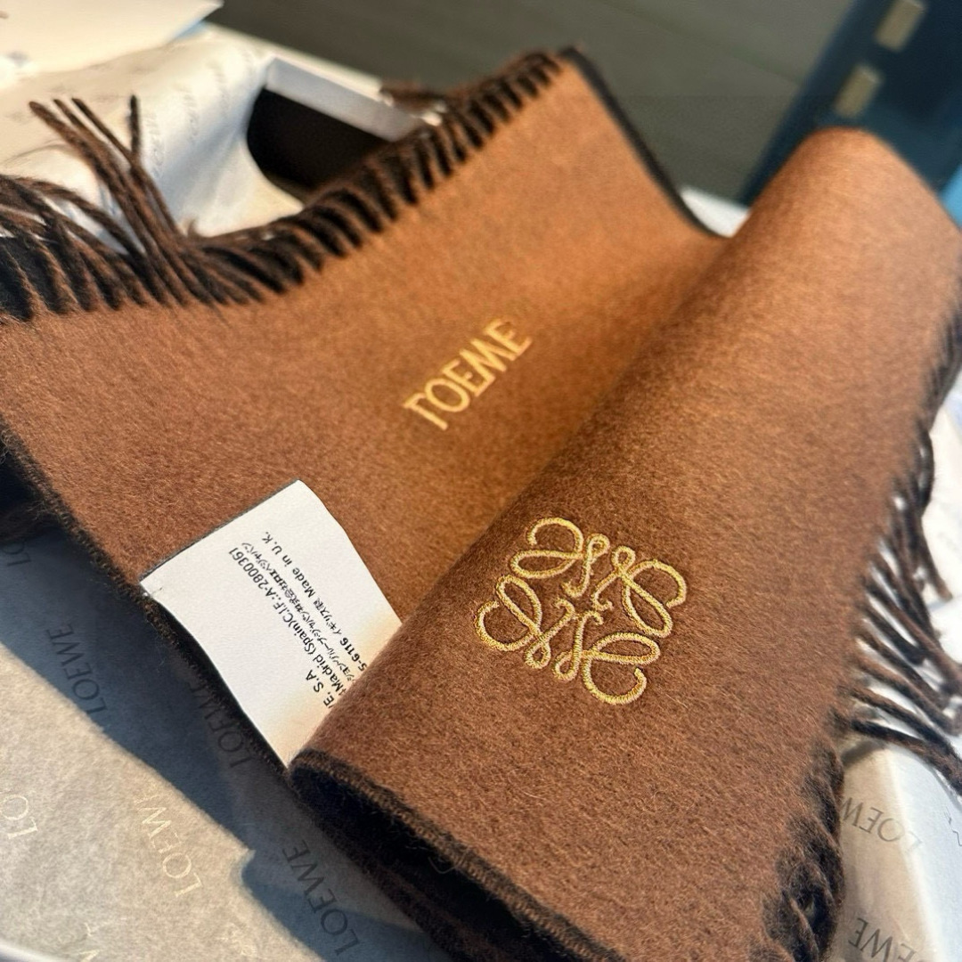上新！Loewe · 罗意威️难得一见的温柔配色，低调又不失优雅❗️】重点推荐❗️双面配色，一条围巾两种