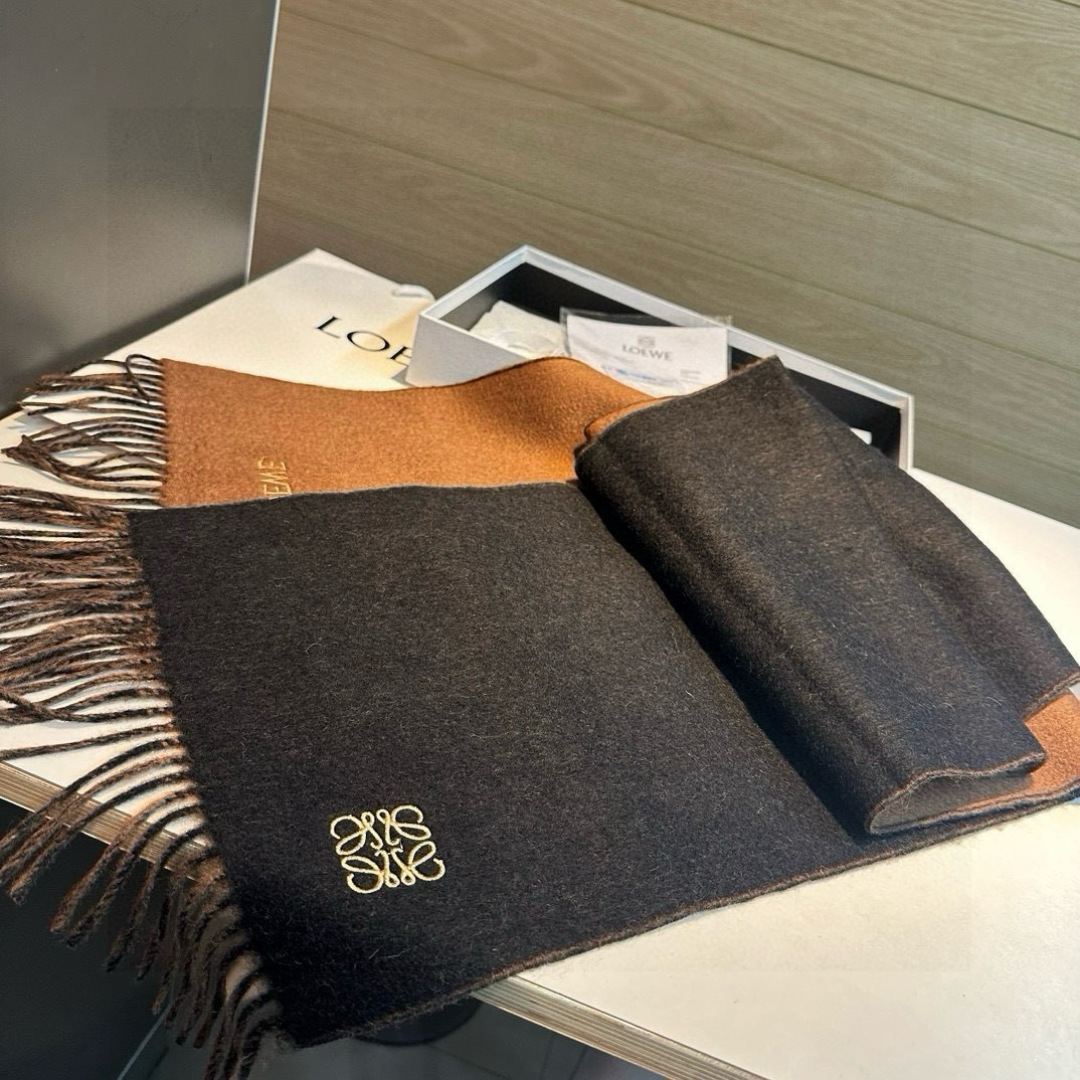 上新！Loewe · 罗意威️难得一见的温柔配色，低调又不失优雅❗️】重点推荐❗️双面配色，一条围巾两种