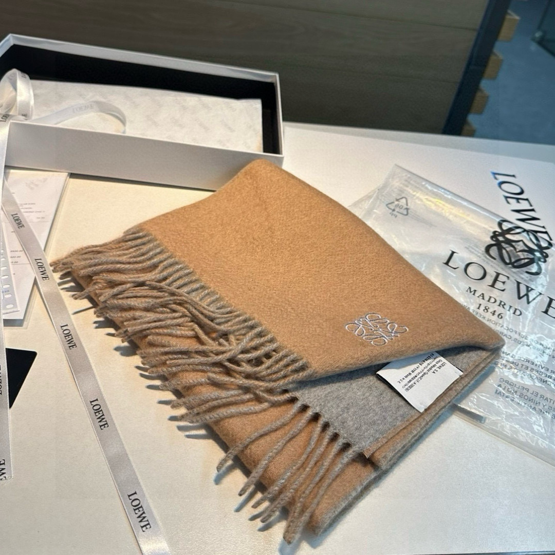上新！Loewe · 罗意威️难得一见的温柔配色，低调又不失优雅❗️】重点推荐❗️双面配色，一条围巾两种