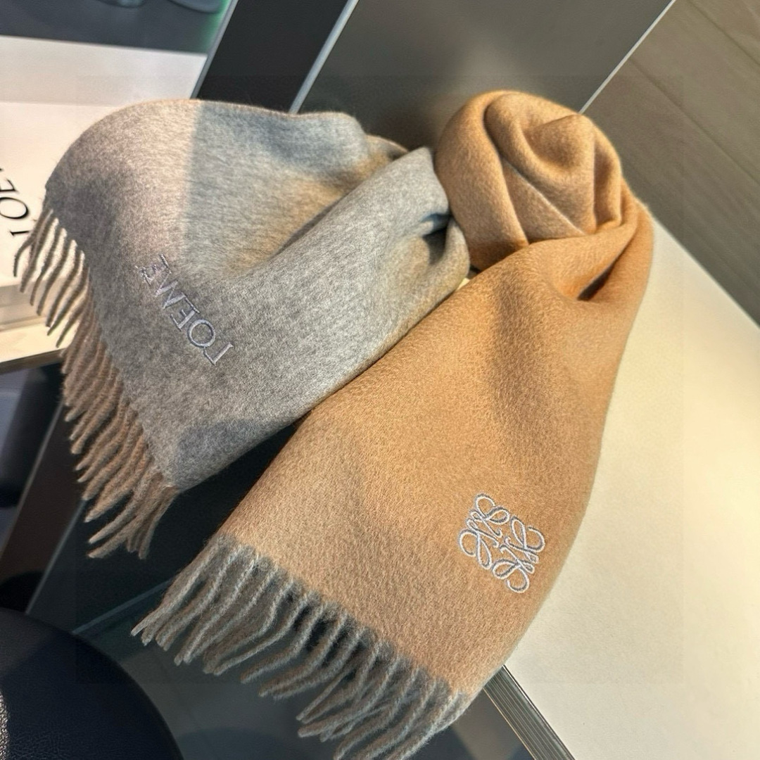 上新！Loewe · 罗意威️难得一见的温柔配色，低调又不失优雅❗️】重点推荐❗️双面配色，一条围巾两种