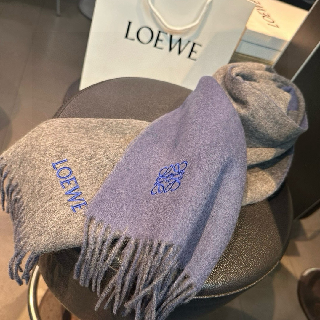 上新！Loewe · 罗意威️难得一见的温柔配色，低调又不失优雅❗️】重点推荐❗️双面配色，一条围巾两种