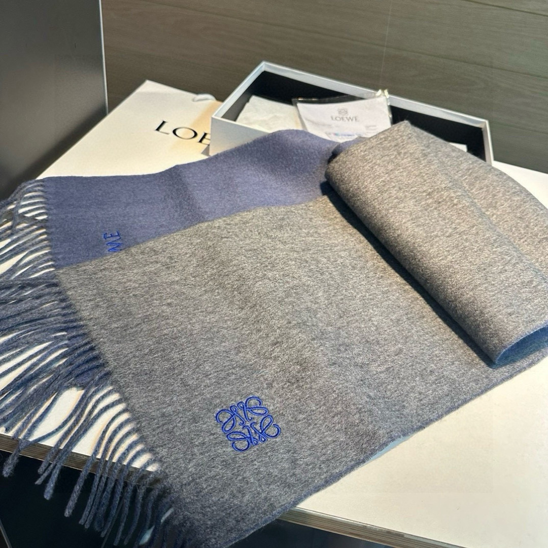 上新！Loewe · 罗意威️难得一见的温柔配色，低调又不失优雅❗️】重点推荐❗️双面配色，一条围巾两种