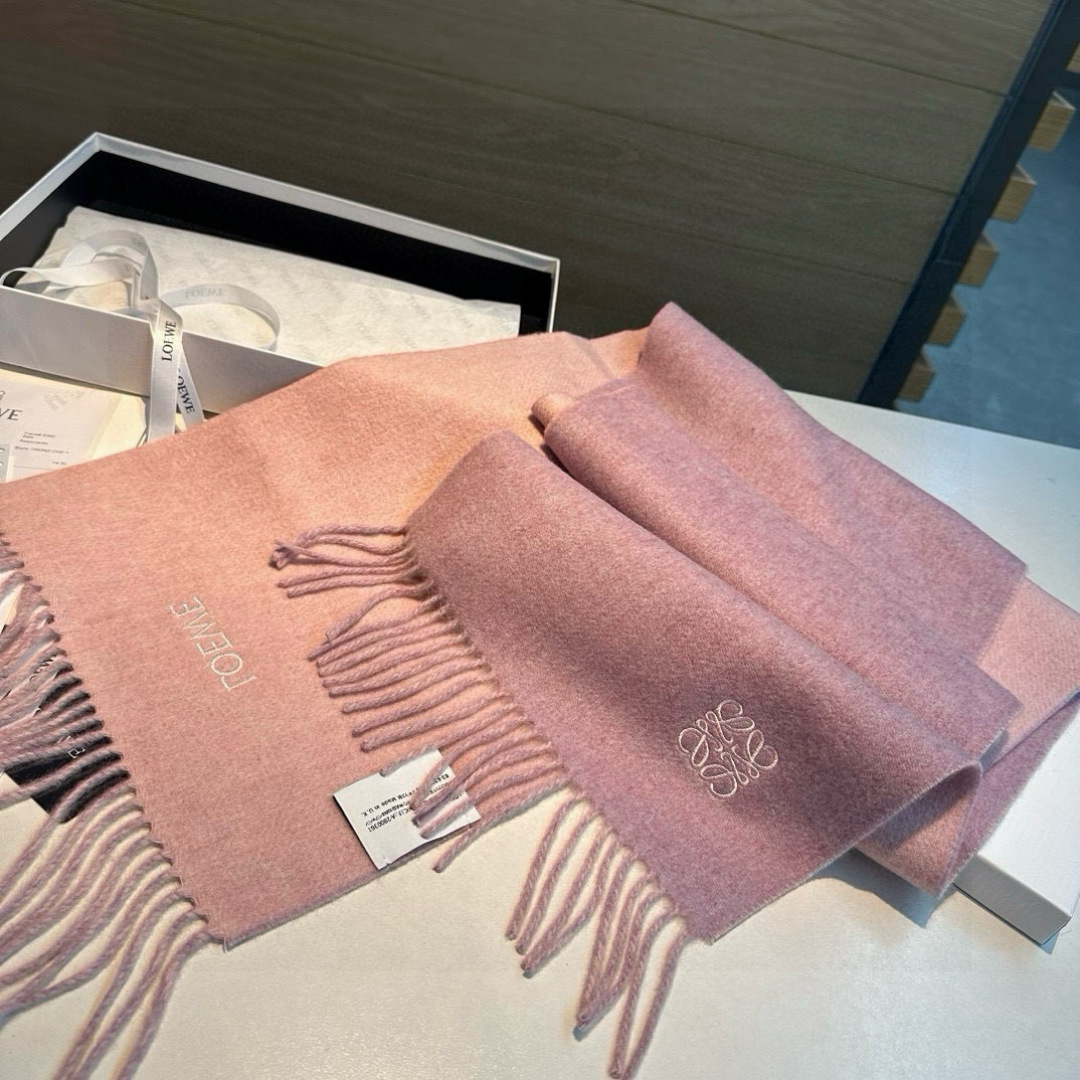 上新！Loewe · 罗意威️难得一见的温柔配色，低调又不失优雅❗️】重点推荐❗️双面配色，一条围巾两种