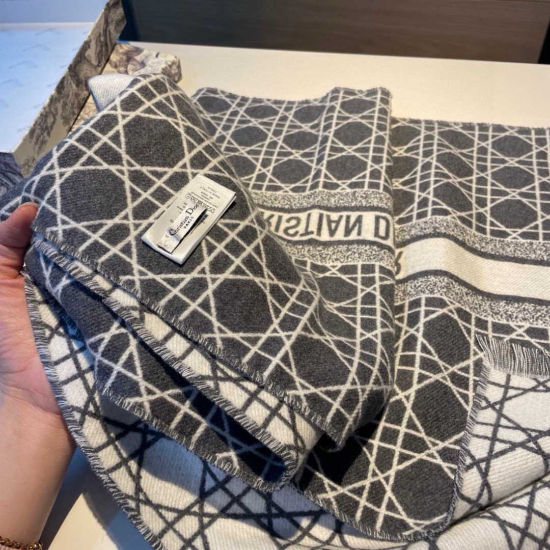 迪奥(Dior)以其精湛的工艺技术和源源不断的想像力 成为当代最具艺术魅力法国巴黎的高档品牌 下方充满奢