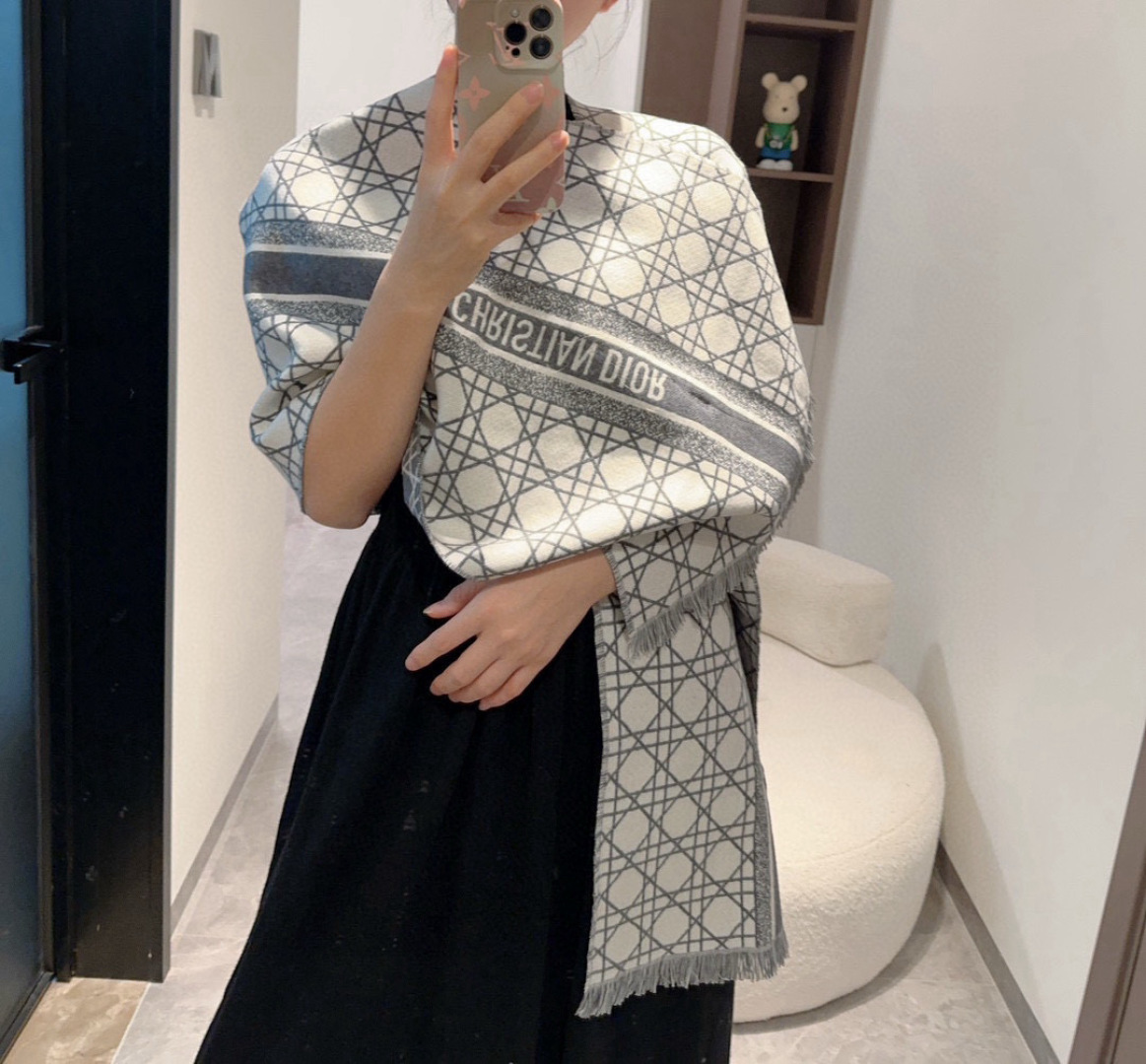 迪奥(Dior)以其精湛的工艺技术和源源不断的想像力 成为当代最具艺术魅力法国巴黎的高档品牌 下方充满奢