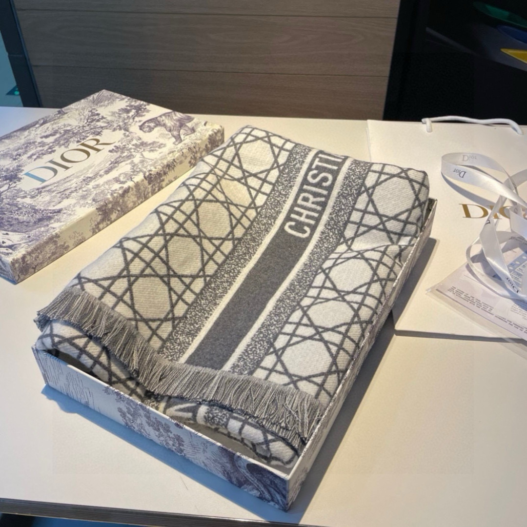 迪奥(Dior)以其精湛的工艺技术和源源不断的想像力 成为当代最具艺术魅力法国巴黎的高档品牌 下方充满奢