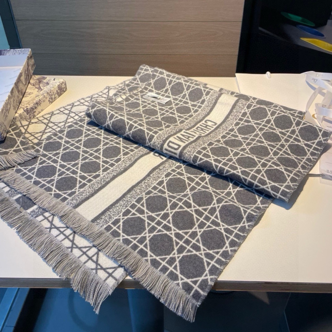 迪奥(Dior)以其精湛的工艺技术和源源不断的想像力 成为当代最具艺术魅力法国巴黎的高档品牌 下方充满奢