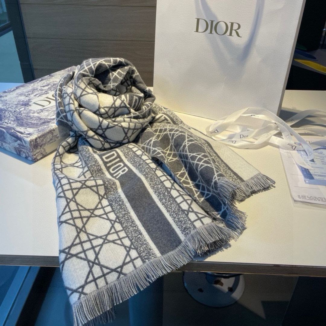 迪奥(Dior)以其精湛的工艺技术和源源不断的想像力 成为当代最具艺术魅力法国巴黎的高档品牌 下方充满奢