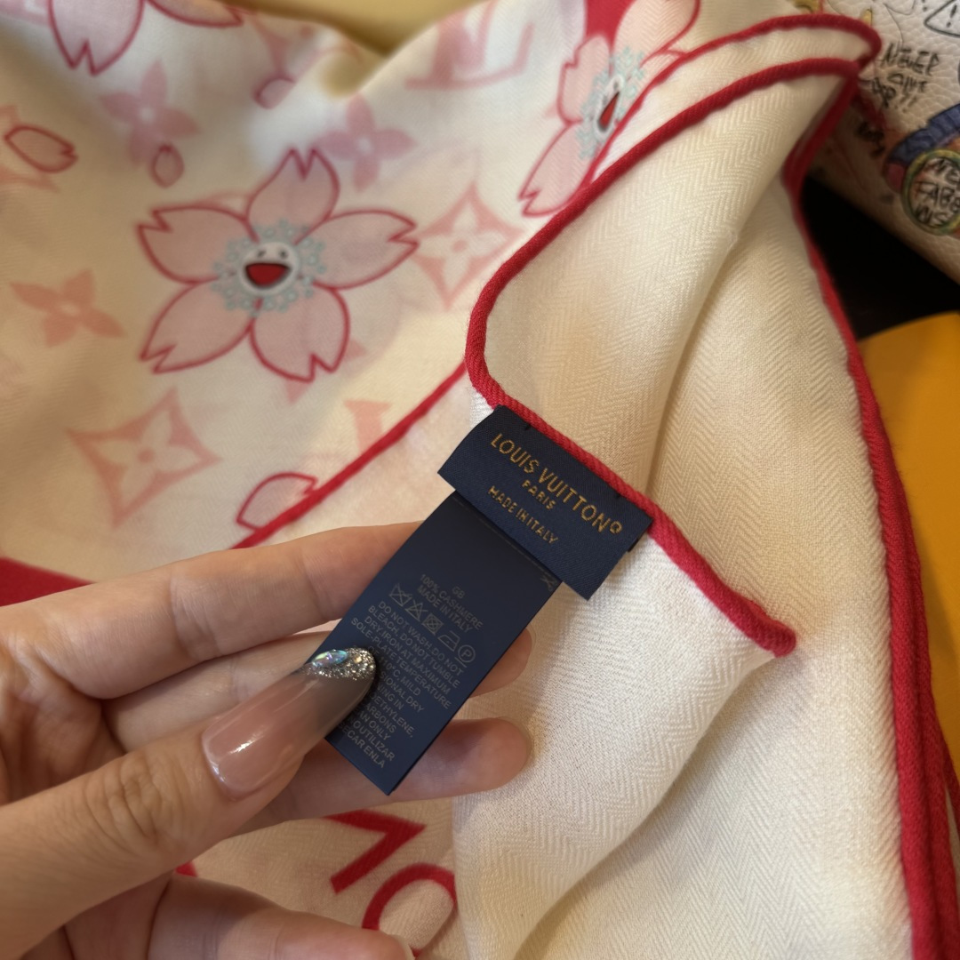 LV（路易威登）最最新的专柜主打款 樱花 度假及日常都非常好搭配的款 订单私流 】一看到就想去度假‼️平
