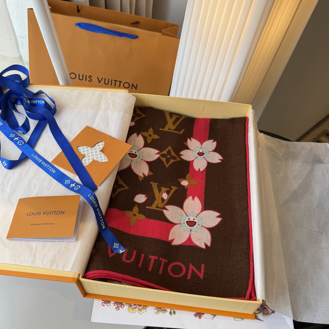 LV（路易威登）最最新的专柜主打款 樱花 度假及日常都非常好搭配的款 订单私流 】一看到就想去度假‼️平