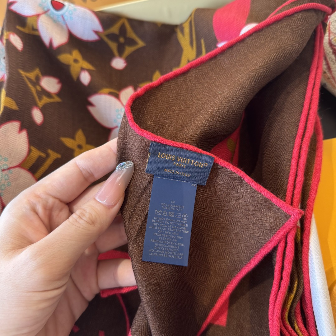 LV（路易威登）最最新的专柜主打款 樱花 度假及日常都非常好搭配的款 订单私流 】一看到就想去度假‼️平