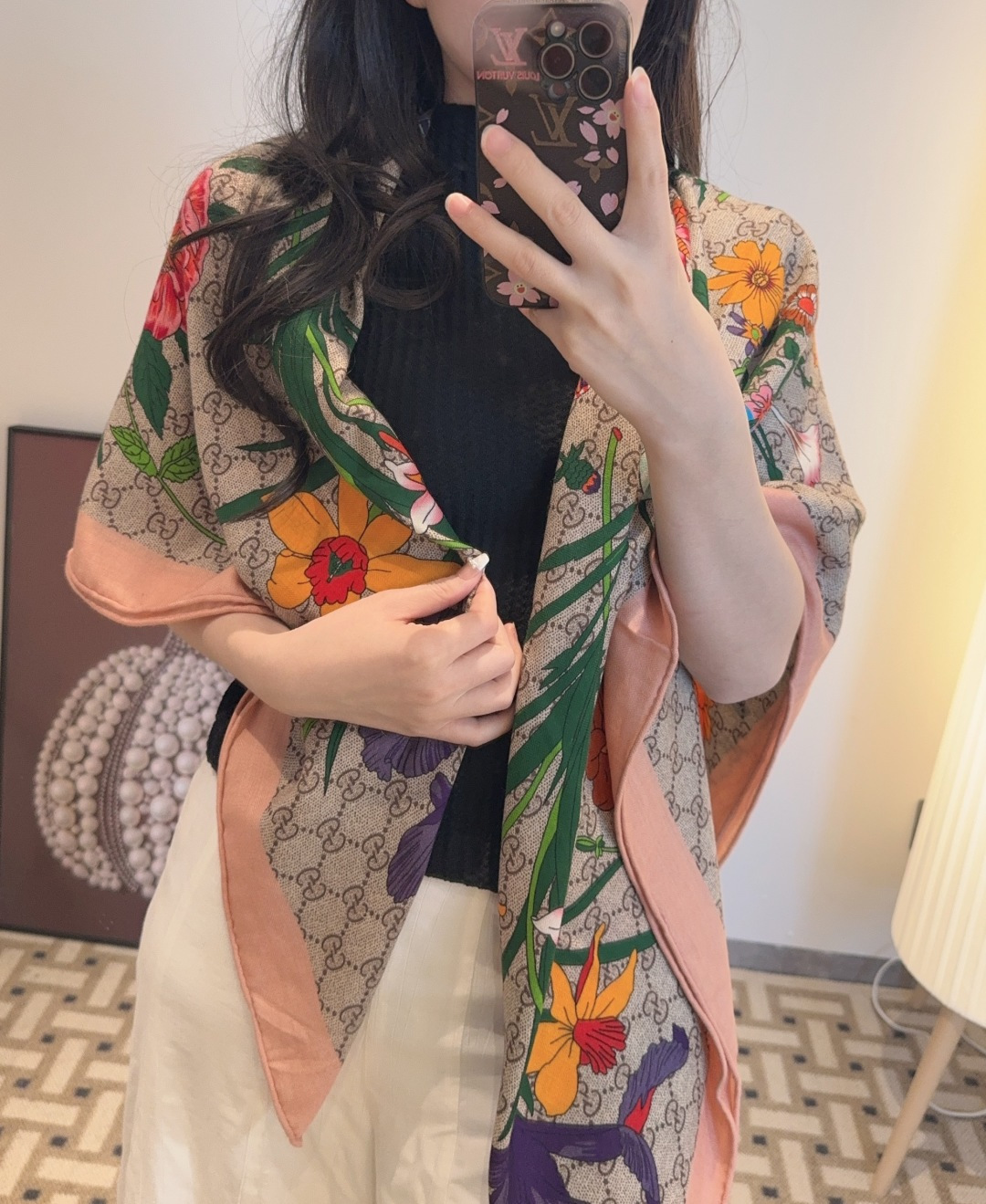 原单古驰140cm丝绒方巾💕 经典Gucci花卉印花以新颖配色和全新风格焕然呈现。在这款方巾之上，它以多