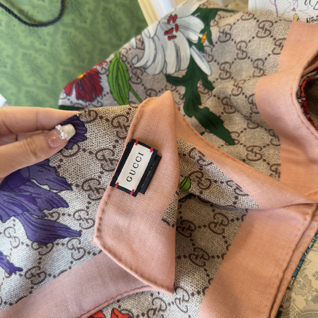 原单古驰140cm丝绒方巾💕 经典Gucci花卉印花以新颖配色和全新风格焕然呈现。在这款方巾之上，它以多