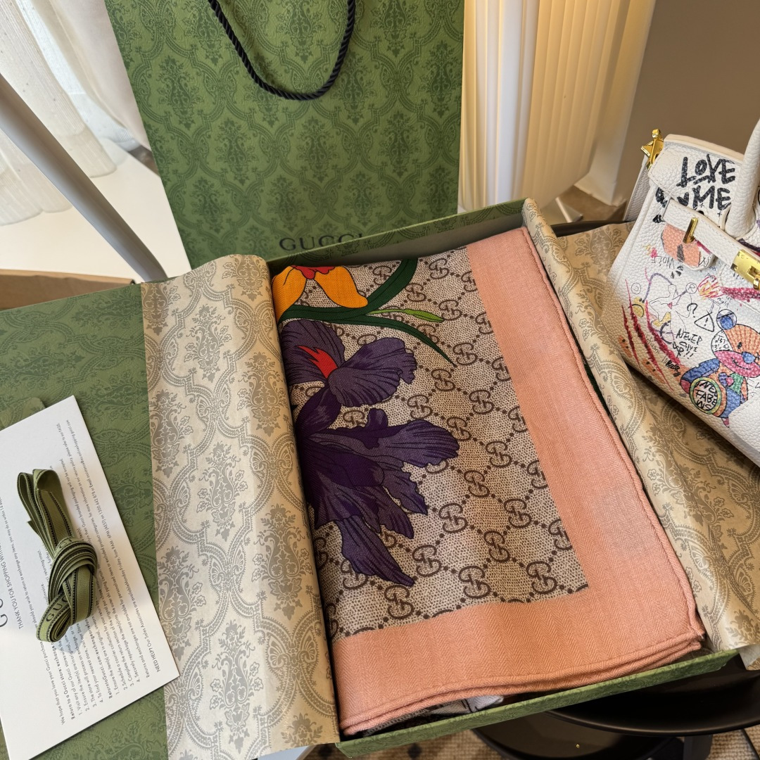 原单古驰140cm丝绒方巾💕 经典Gucci花卉印花以新颖配色和全新风格焕然呈现。在这款方巾之上，它以多