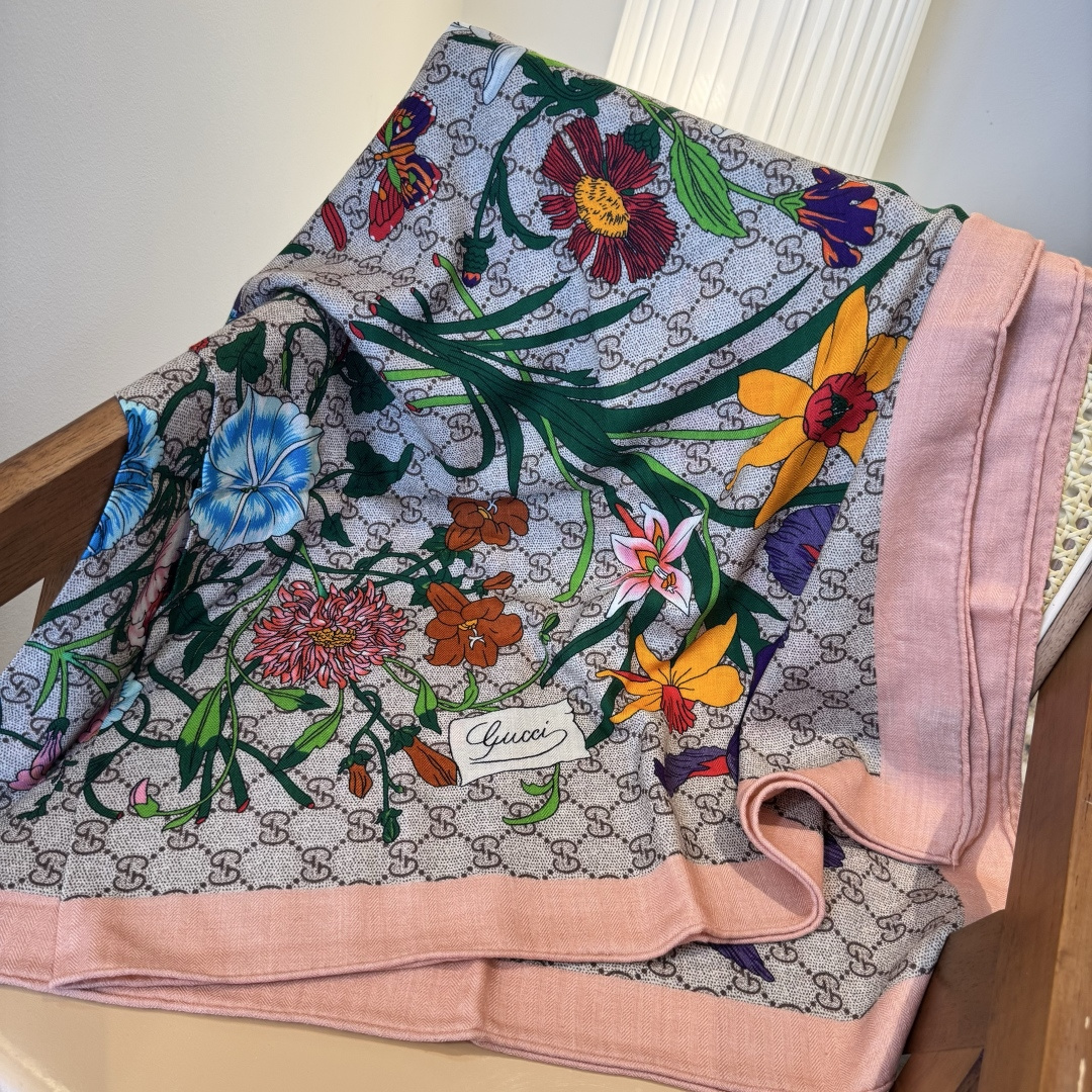 原单古驰140cm丝绒方巾💕 经典Gucci花卉印花以新颖配色和全新风格焕然呈现。在这款方巾之上，它以多