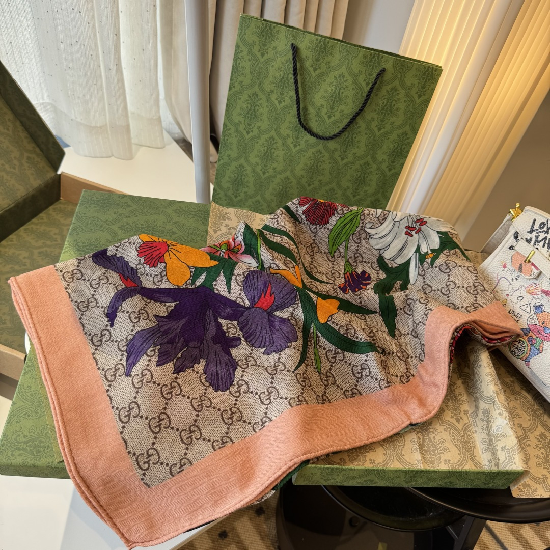 原单古驰140cm丝绒方巾💕 经典Gucci花卉印花以新颖配色和全新风格焕然呈现。在这款方巾之上，它以多