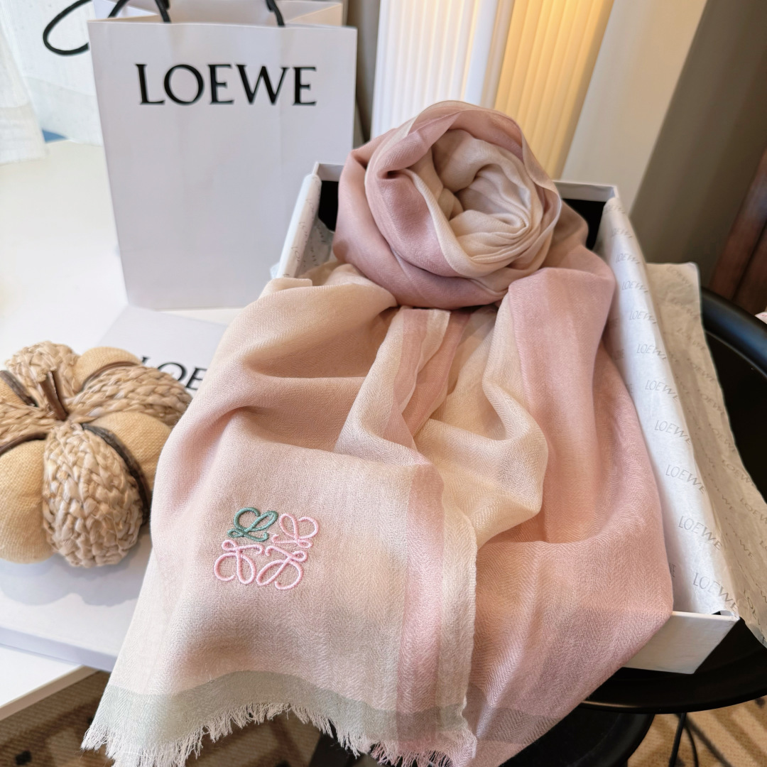 原单古驰140cm丝绒方巾💕 经典Gucci花卉印花以新颖配色和全新风格焕然呈现。在这款方巾之上，它以多