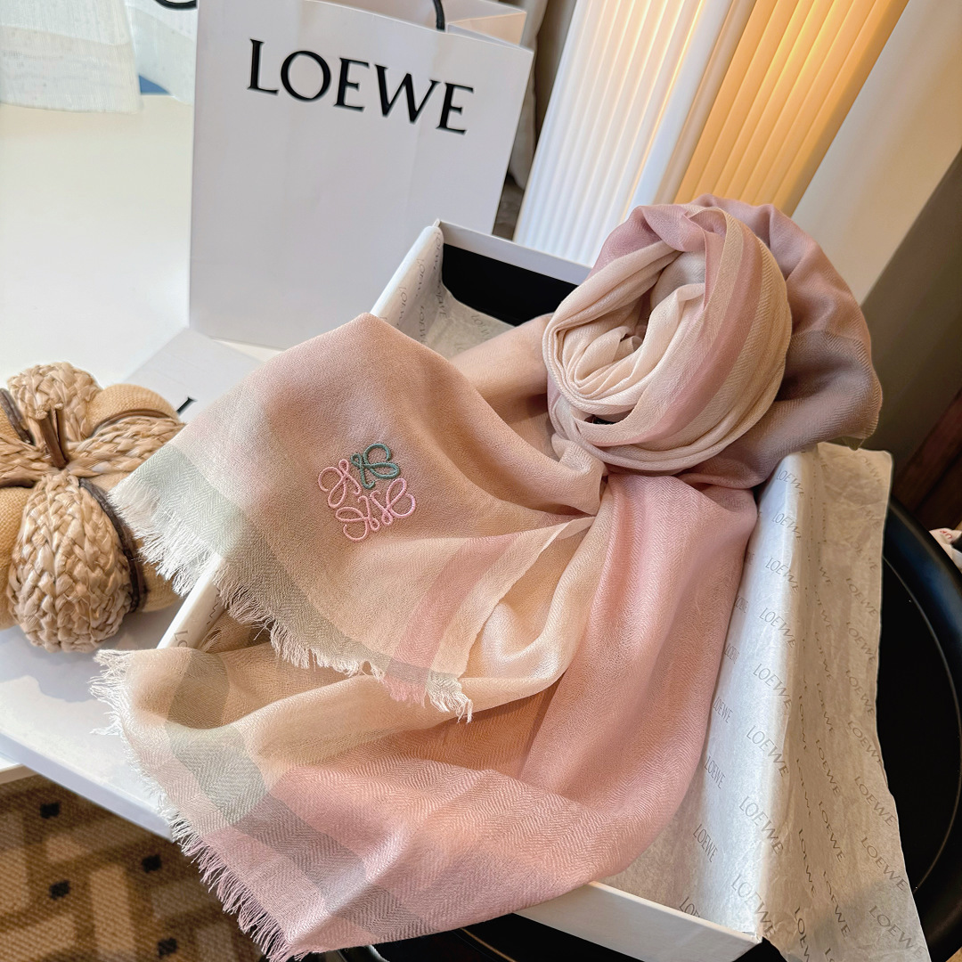 原单古驰140cm丝绒方巾💕 经典Gucci花卉印花以新颖配色和全新风格焕然呈现。在这款方巾之上，它以多