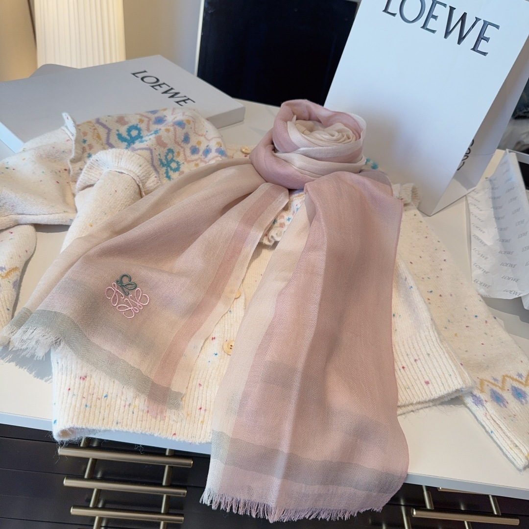 原单古驰140cm丝绒方巾💕 经典Gucci花卉印花以新颖配色和全新风格焕然呈现。在这款方巾之上，它以多