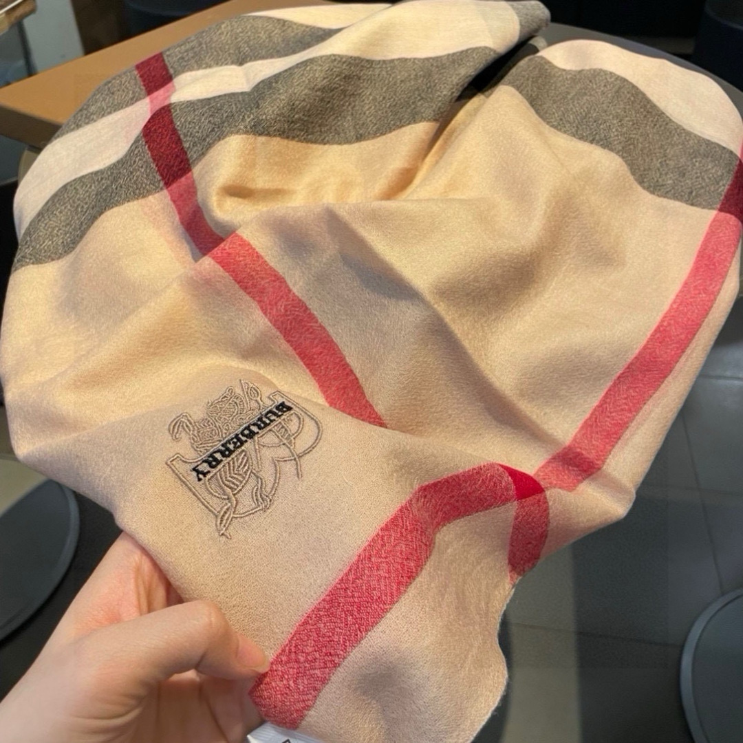 巴宝莉Burberry 经典专柜款、专柜同步 超薄羊绒格子披肩现货秒发 衣柜必备经典款VIP推荐！！！早