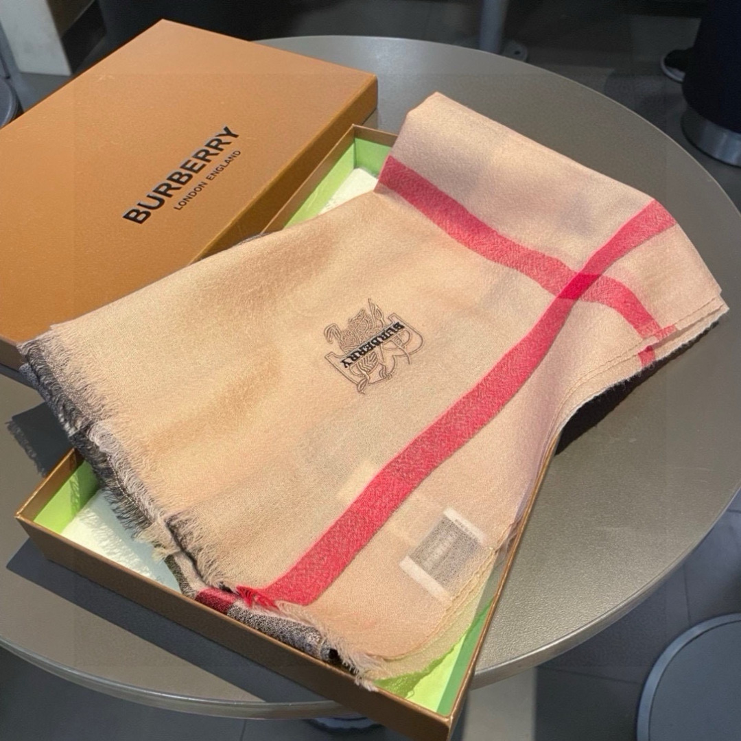 巴宝莉Burberry 经典专柜款、专柜同步 超薄羊绒格子披肩现货秒发 衣柜必备经典款VIP推荐！！！早