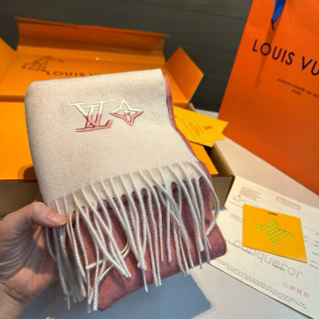 【▪️家属福利来了！！Lv 高端重磅男士围巾！】怒赞推荐，激动~！！下手绝对要快，同步专柜，最高端的男士