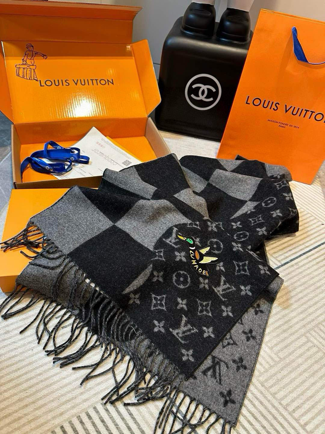 𝐋𝐨𝐮𝐢𝐬 𝐕𝐮𝐢𝐭𝐭𝐨𝐧《NIGO 联名款鸭子刺绣🦆围巾 》官网型号：M标签 100%羊绒Monogr