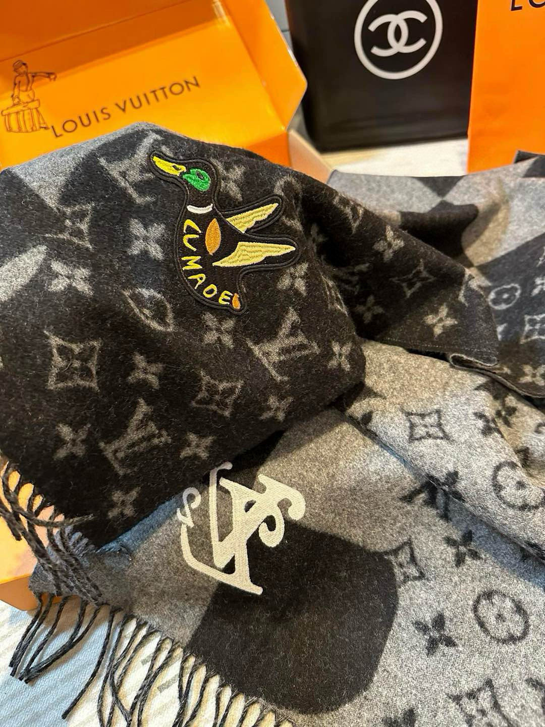 𝐋𝐨𝐮𝐢𝐬 𝐕𝐮𝐢𝐭𝐭𝐨𝐧《NIGO 联名款鸭子刺绣🦆围巾 》官网型号：M标签 100%羊绒Monogr