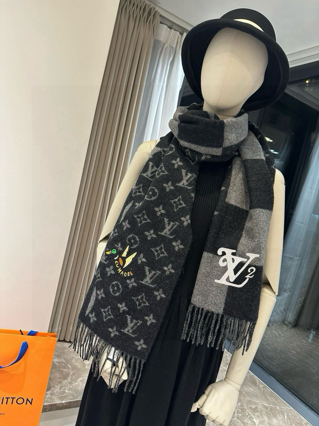 𝐋𝐨𝐮𝐢𝐬 𝐕𝐮𝐢𝐭𝐭𝐨𝐧《NIGO 联名款鸭子刺绣🦆围巾 》官网型号：M标签 100%羊绒Monogr