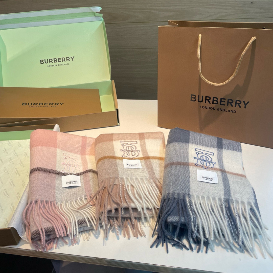 🆕Burberry · 巴宝莉格子围巾❗️好看的要疯掉了，太有型太有魅力了❗️❗️非常斯文时尚的秋冬单品