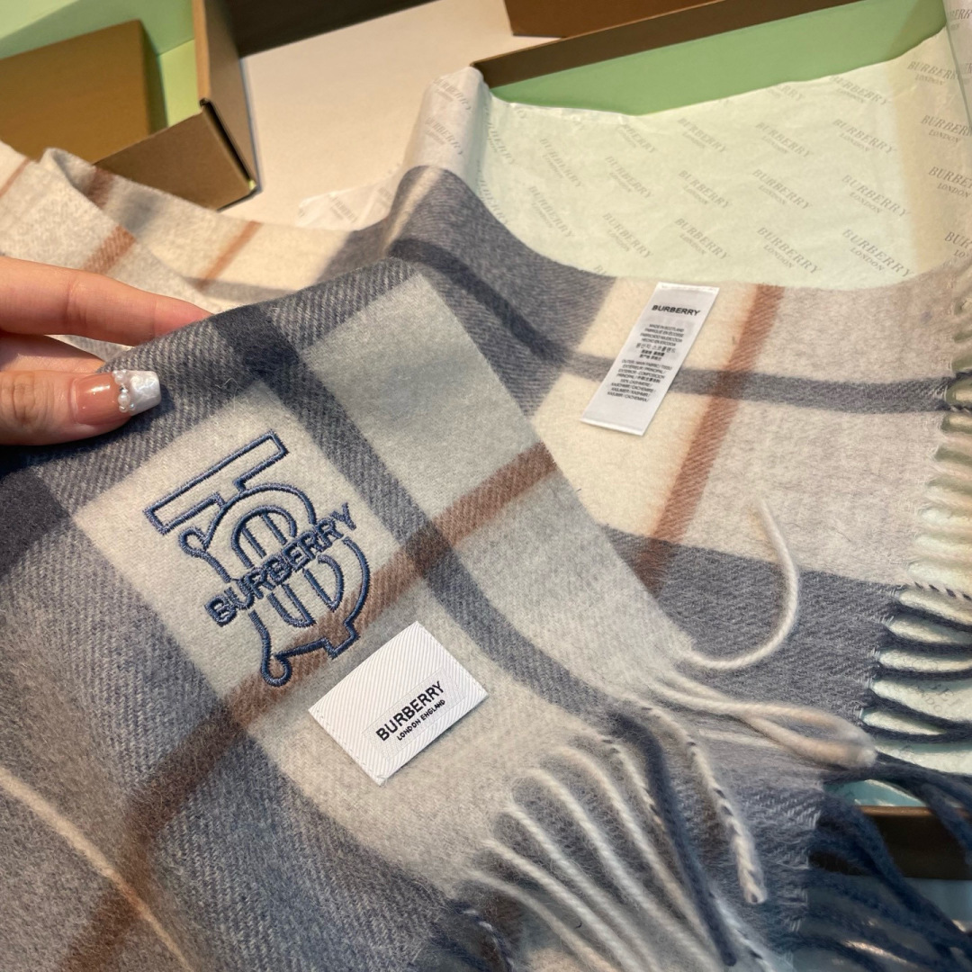 🆕Burberry · 巴宝莉格子围巾❗️好看的要疯掉了，太有型太有魅力了❗️❗️非常斯文时尚的秋冬单品